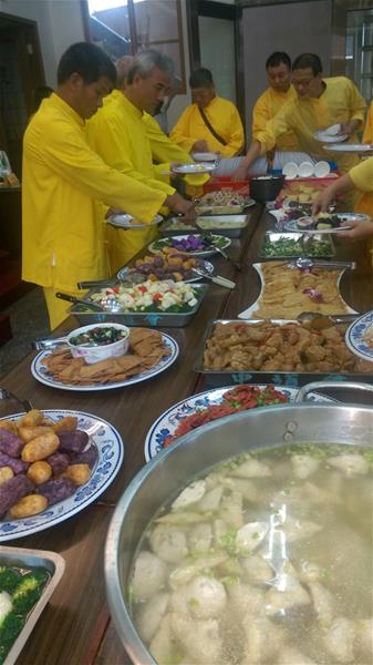 與會人員用餐中3