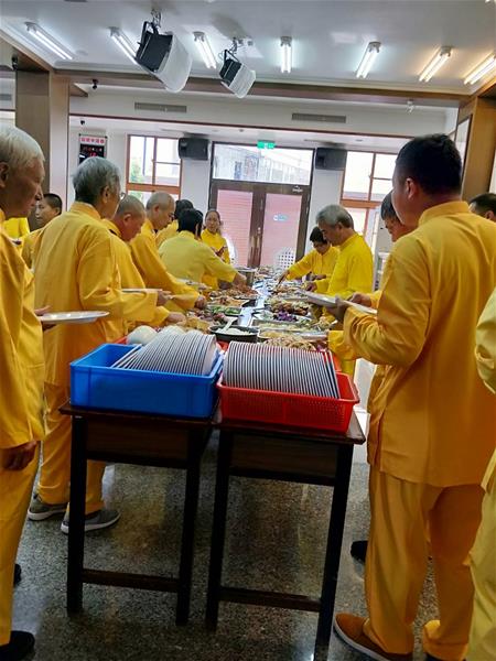 與會人員用餐中2