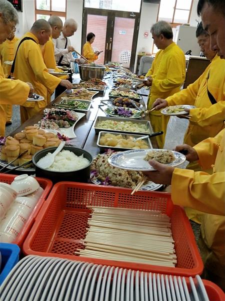 與會人員用餐中1